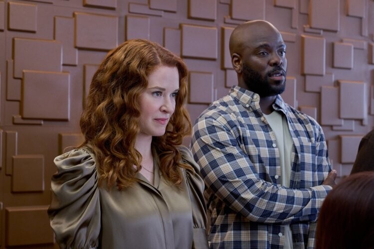 Emily Lane (Sarah Drew) à côté de Lance Mitford (David D'Lancy Wilson)