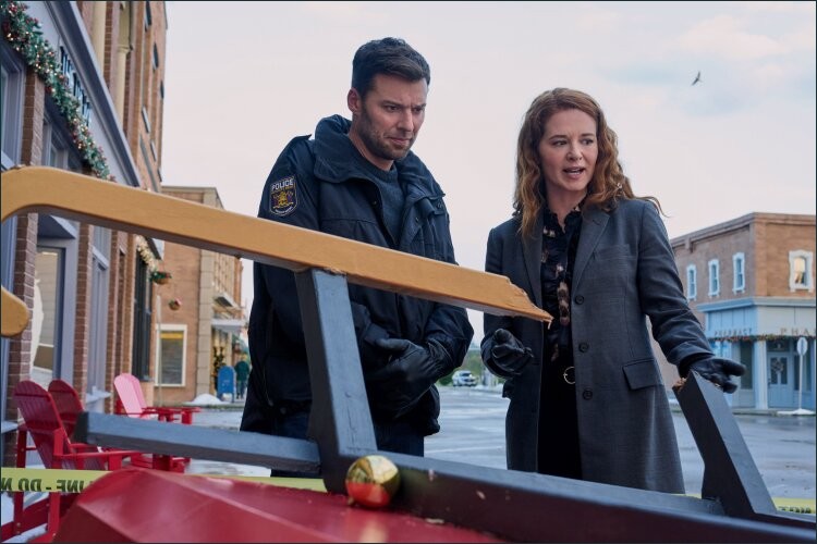 Sam Wilner et Emily Lane examinent les d&eacute;bris du tra&icirc;neau, Mistletoe Murders