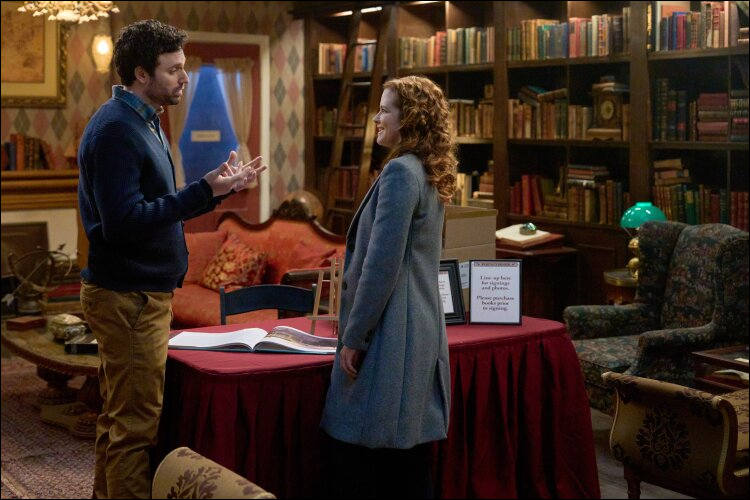 Noah Johnson et Emily Lane dans la librairie Poe's Corner