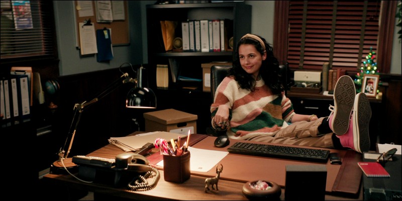 Violet Wilner, les pieds sur le bureau de son p&egrave;re, Sam