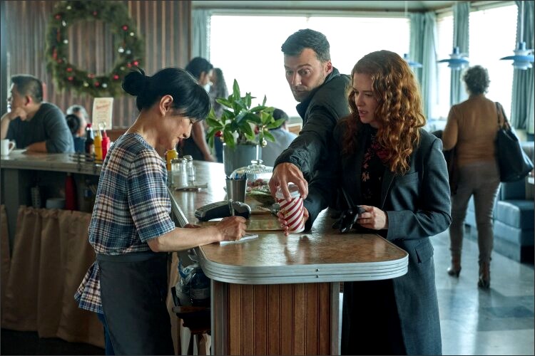 Sam Wilner récupère son café sous le nez d'Emily Lane au Sue's Diner